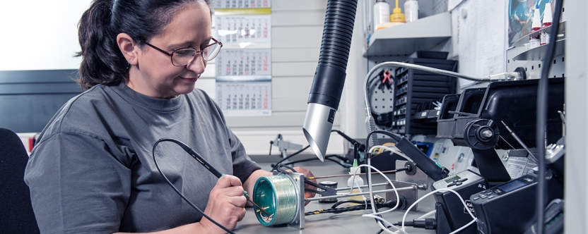 Produktionsmitarbeiter für die optische und elektromechanische Prüfung (m/w/d), 1. Bild